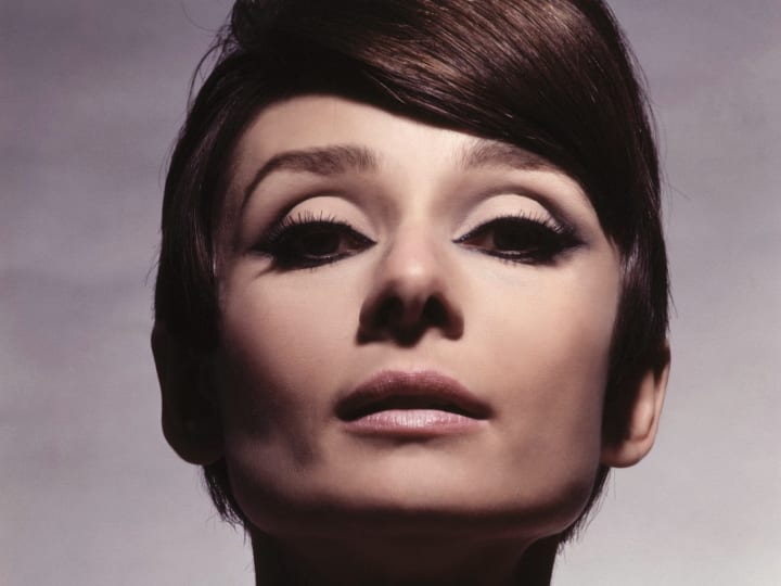 6 popular makeup looks from the 1960s